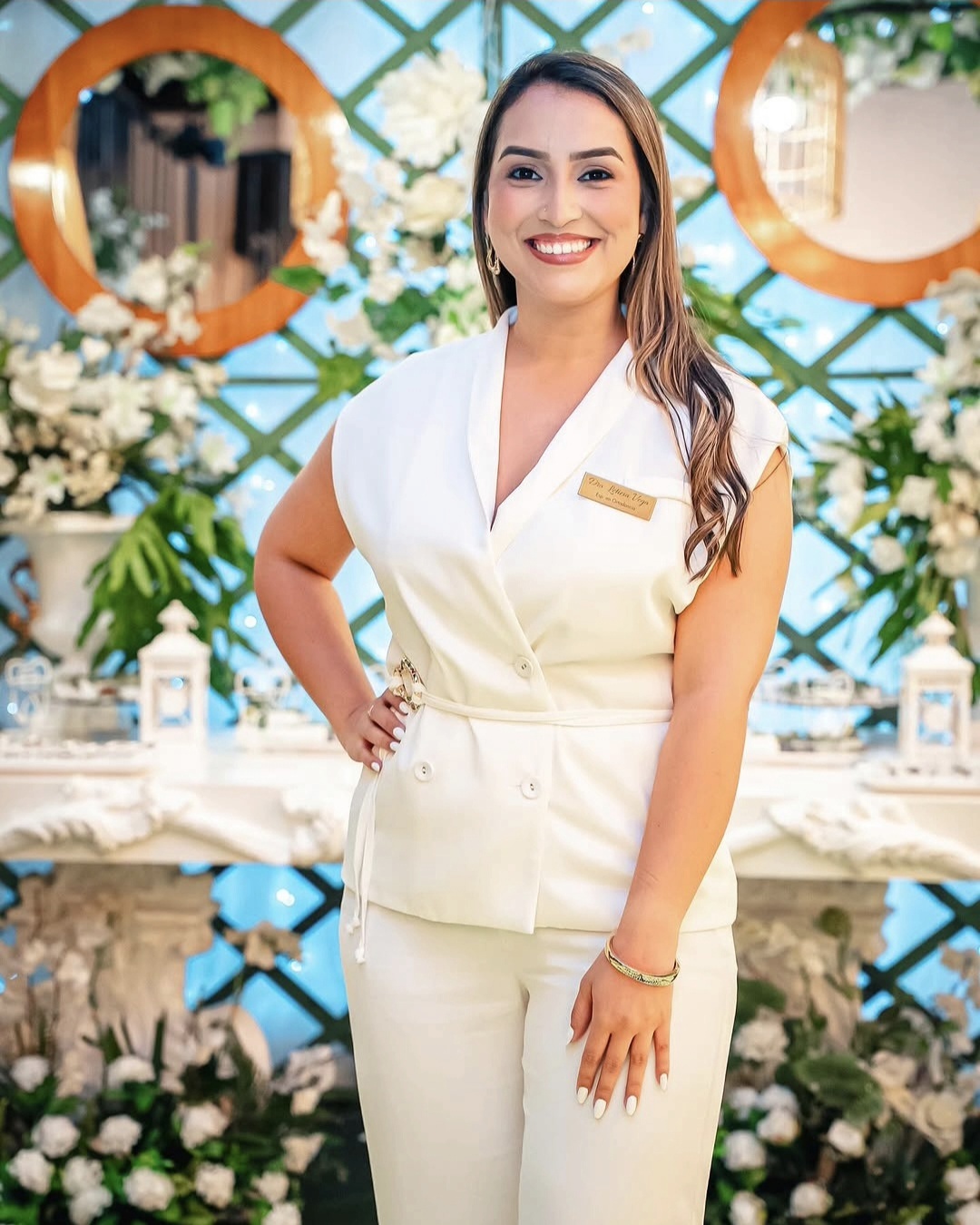 La Dra. Leticia Vega sonríe, de pie, con ambo blanco