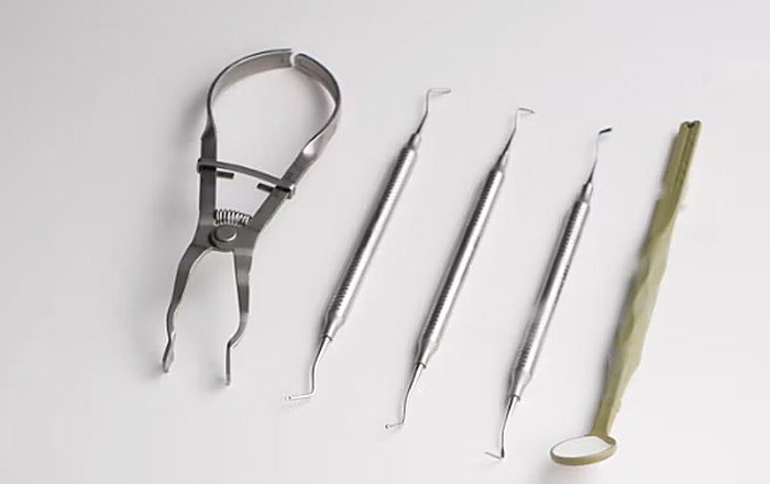 Instrumental de periodoncia: separador de mejilla y sondas