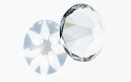 Pequeño cristal brillante sobre fondo blanco